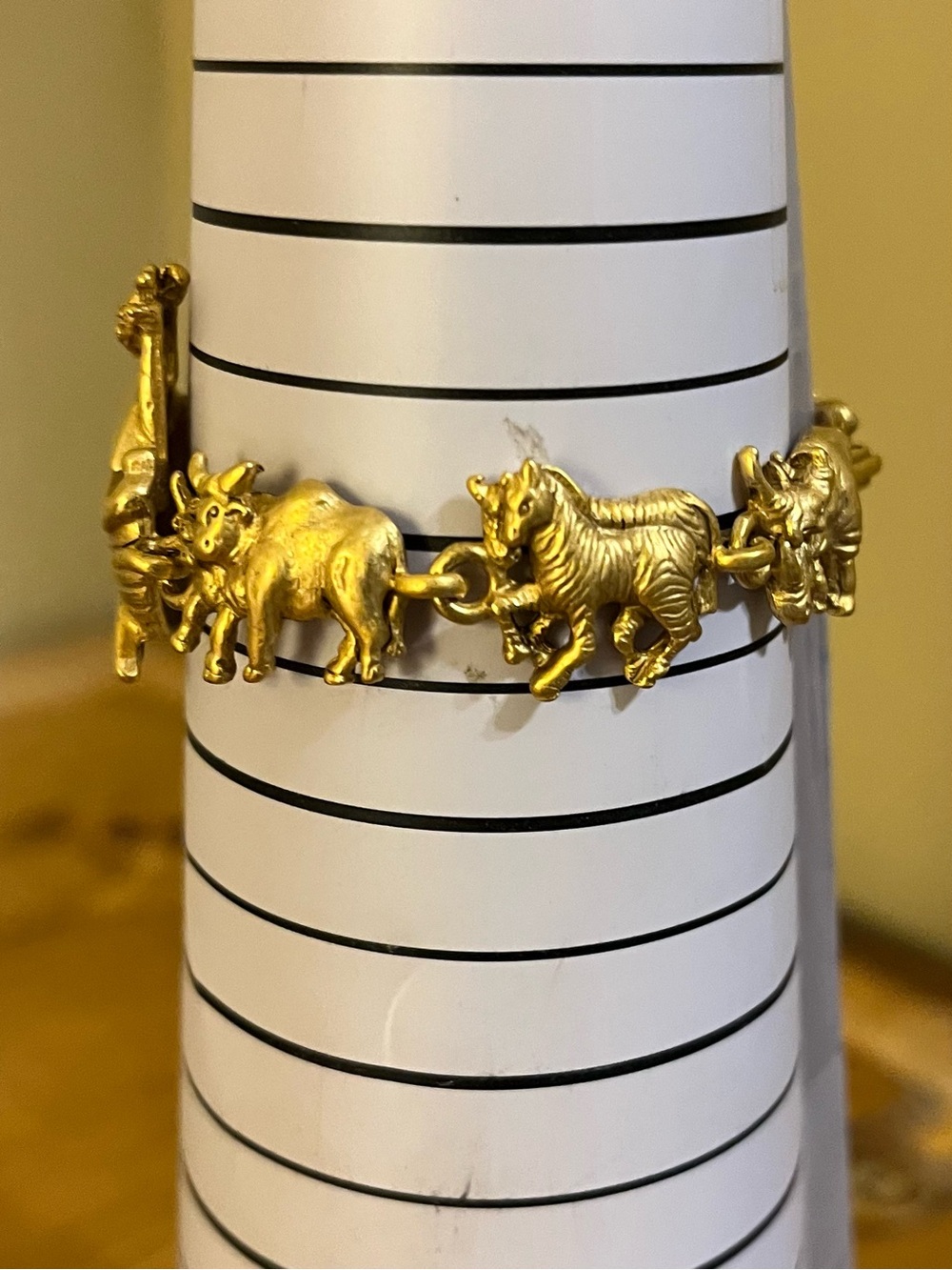 AJC signed Noah’s Ark bracelet in gold tone with a fold over clasp 6 1/4” - Picture 8 of 12